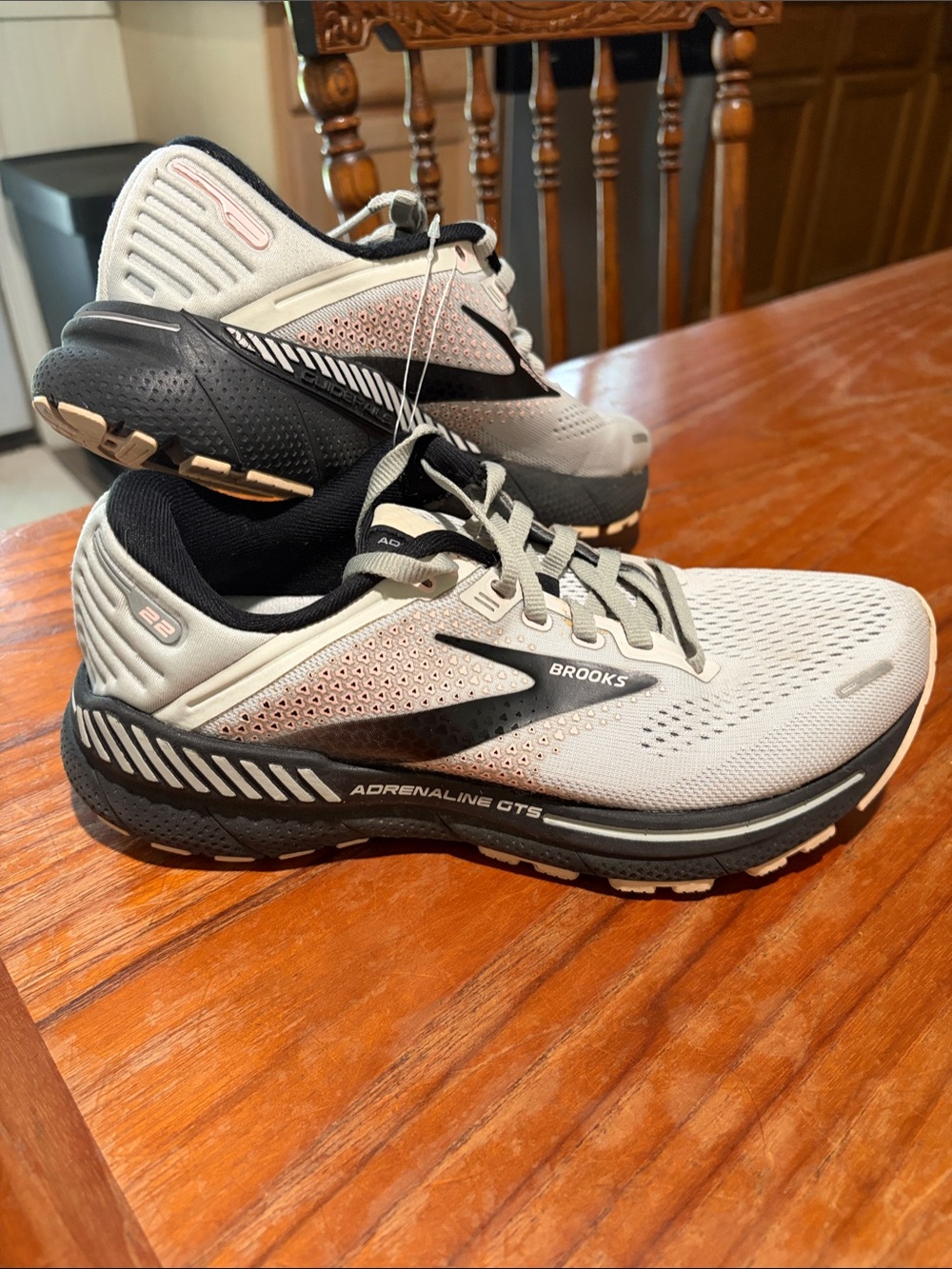 Brooks Adrenaline GTS 22 Shoes Womens Size 6.5 Gray Running Sneakers 1203531B035